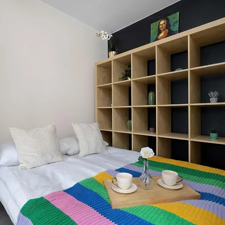Charming With Balcony In By Renters Apartmán